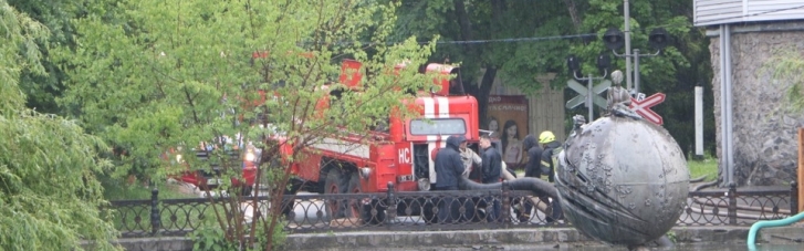 Негода у Дніпрі: вулицями міста можна пересуватися на човнах (ФОТО, ВІДЕО)