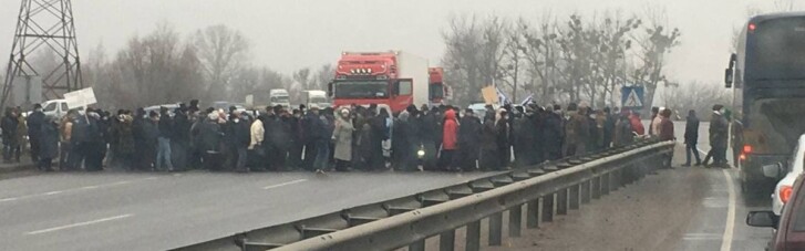 На Полтавщині люди перекрили дорогу через необґрунтовані суми в платіжках (ФОТО)