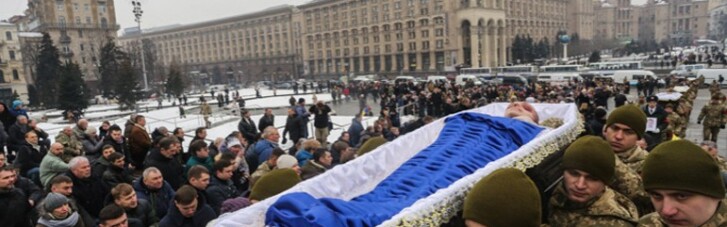 На Майдані провели в останню путь загиблих під Авдіївка героїв (ФОТО)