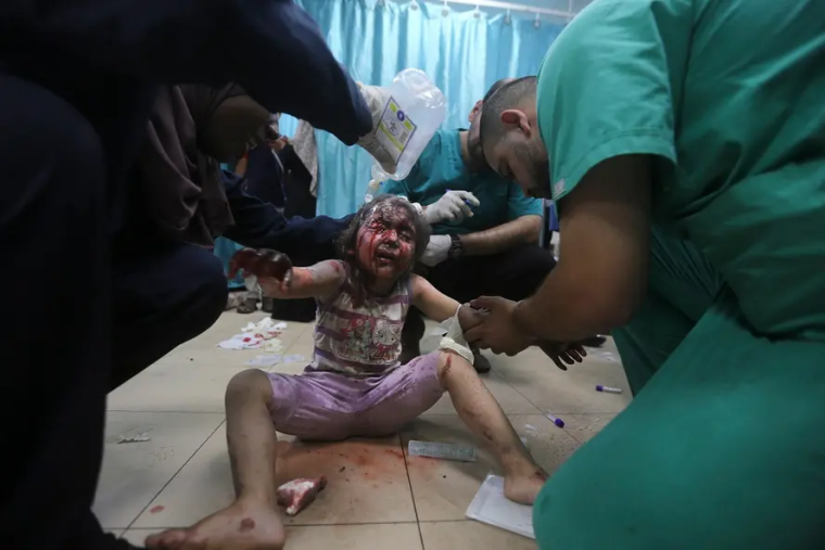 Палестинская девочка, раненая во время израильской бомбардировки Сектора Газа 8 июня, доставленная в больницу города Дейр-эль-Балах в центральной части Сектора Газа