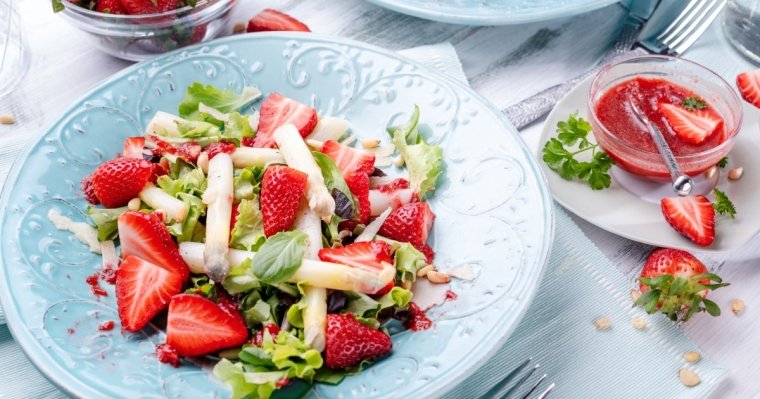 Як не дивно, спаржа, особливо біла – відмінний інгредієнт для вишуканих десертних салатів із полуницею