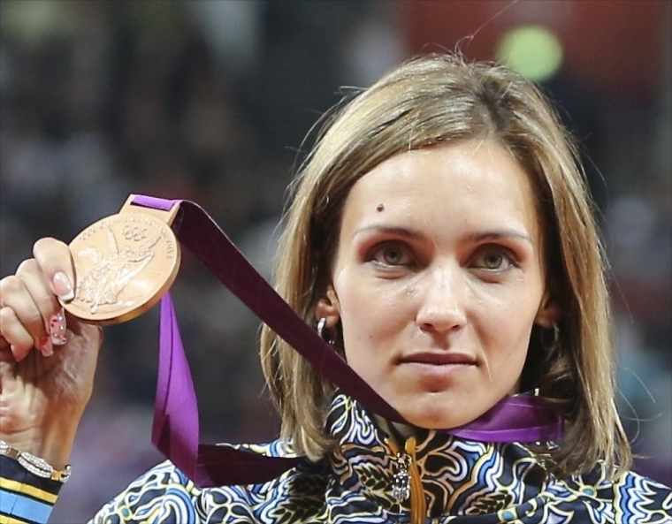 Ольга Саладуха тримає бронзову медаль після змагань на XXX Олімпійських іграх у Лондоні (Великобританія), 5 серпня 2012 р.