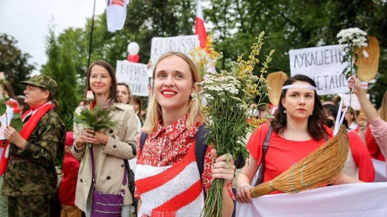 Женщины прогуливаются небольшими группами в Минске, Беларусь