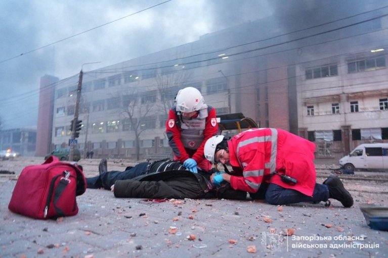 От удара по Запорожье пострадали более 100 человек, погибли — 13: в ОВА рассказали о последствиях атаки (ВИДЕО)