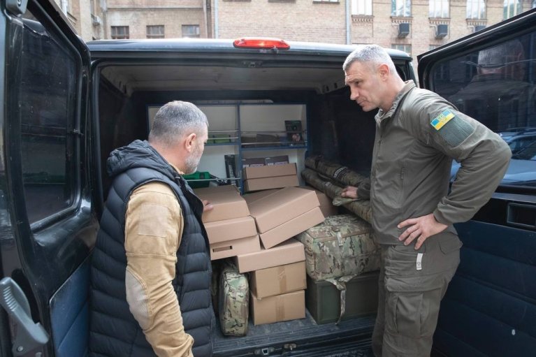 Кличко передав захисникам на Харківський напрямок дрони та РЕБи, а також нагороди від столиці