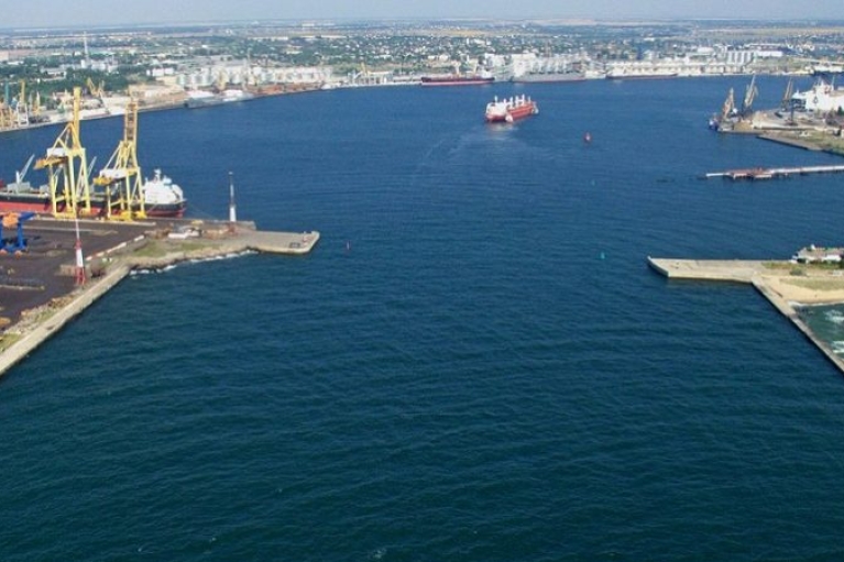 Росія завдала удару по порту у Чорноморську на Одещині: є загиблий та семеро поранених