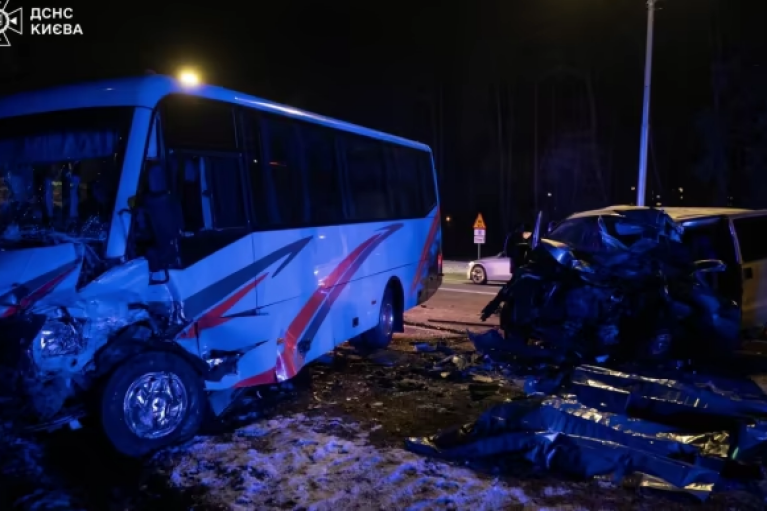 У Києві на Столичному шосе маршрутка зіткнулася з мінівеном: двоє загиблих, ще дев'ять осіб постраждали (ФОТО)