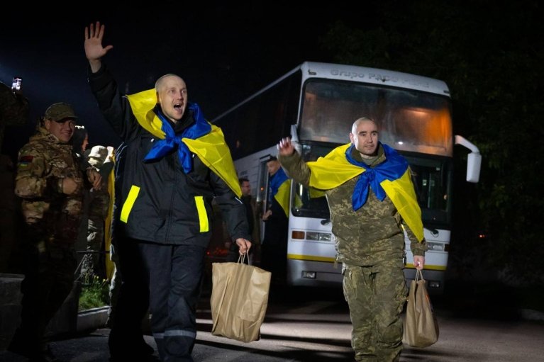 Возвращение: еще 95 украинских военных освободили из российского плена (ФОТО, ВИДЕО)