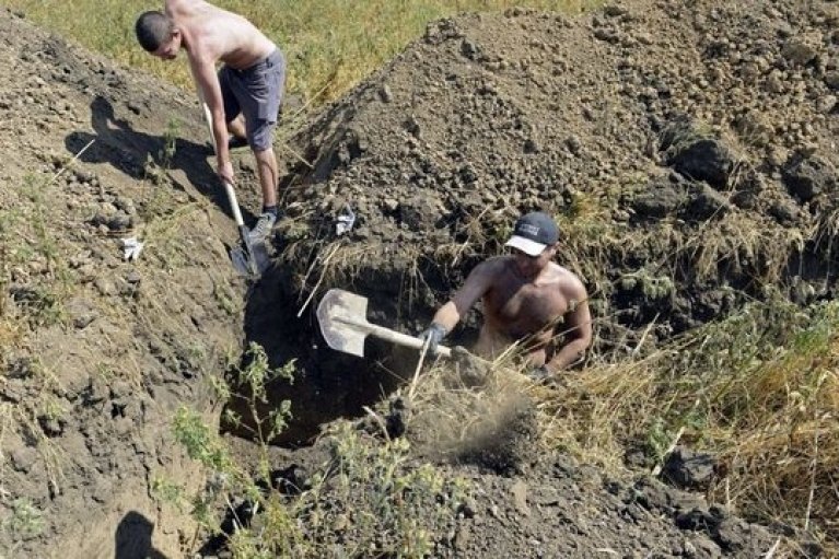 Одноразові недосолдати: В армії рф масово використовують для будівництва укріплень беззбройних солдатів-чорноробів