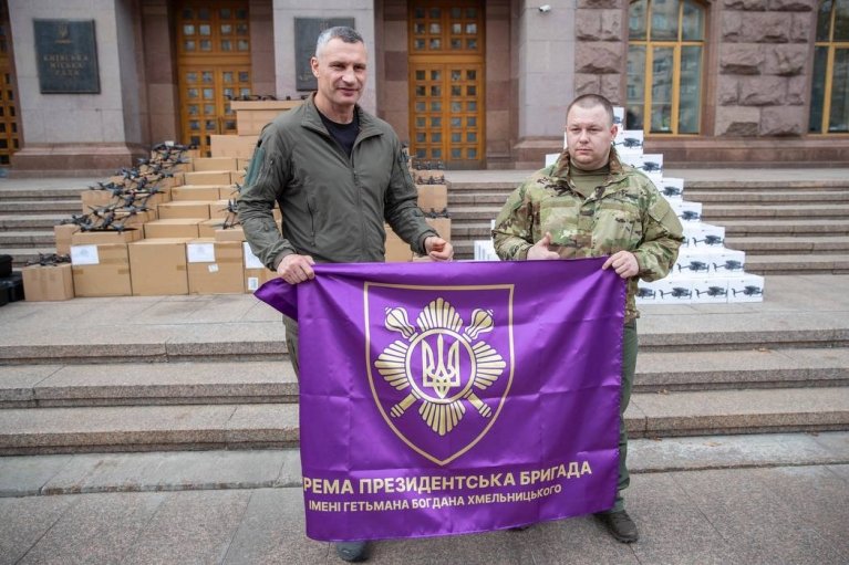 Бійці бригади імені гетьмана Богдана Хмельницького отримали від громади Києва 750 дронів різних типів, - Кличко