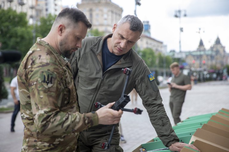 Виталий Кличко: Громада столицы передала бойцам 3 штурмовой бригады 1000 fpv-дронов