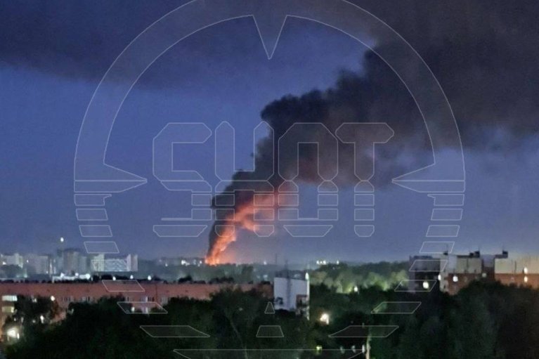 У Росії заявляють про роботу ППО у 6 областях через атаку безпілотників і велику пожежу