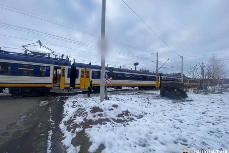 Столична електричка зіткнулася з бусом (ФОТО)