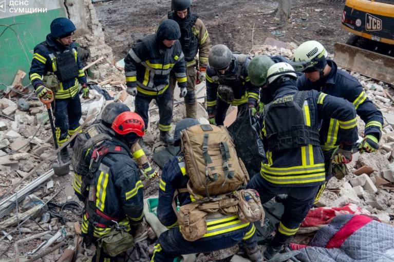 У Глухові вже 12 загиблих внаслідок російського удару по гуртожитку: загинула родина переселенців