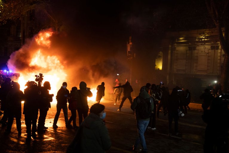 У Грузії — масові протести після рішення уряду призупинити євроінтеграцію, поліція застосувала водомети (ФОТО, ВІДЕО)