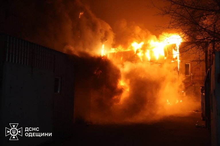 Россияне ударили дронами по Одессе: загорелись склад с игрушками и резервуар с горючим (ФОТО)