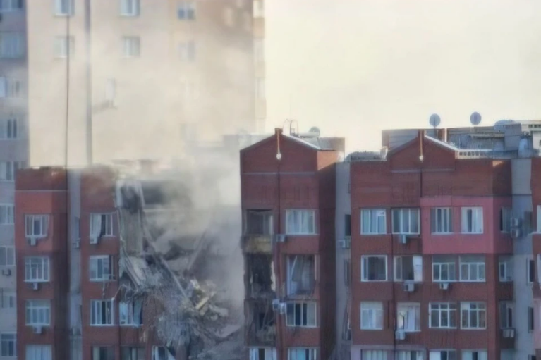 Россияне ударили по многоэтажке в Днепре: есть раненые (ВИДЕО)