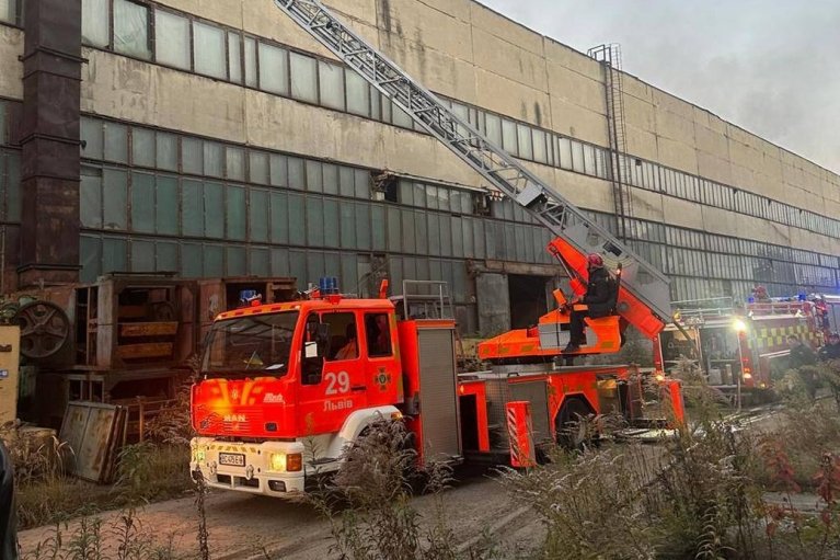 У Львові вранці спалахнула пожежа на автобусному заводі (ФОТО)