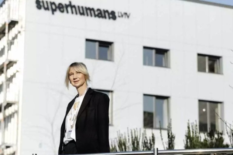 "Сила там, где ты!": Педан, Руднева и выпускники Superhumans center в благотворительной коллекции