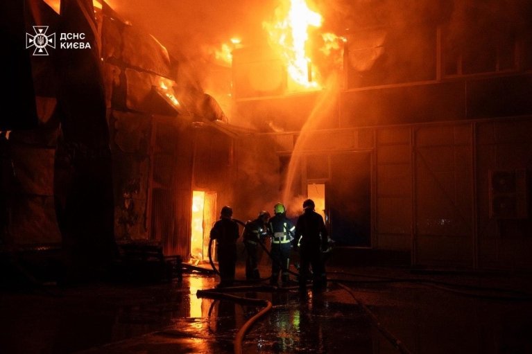 Гасили 3 часа: в Киеве вспыхнул масштабный пожар на складе (ФОТО)