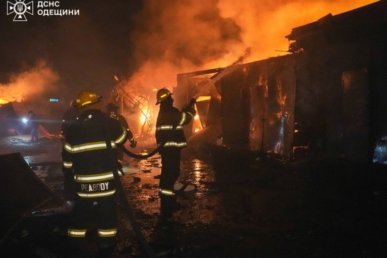 Внаслідок масованої атаки на Одещину зайнялися пожежі, дві людини госпіталізували (ВІДЕО)