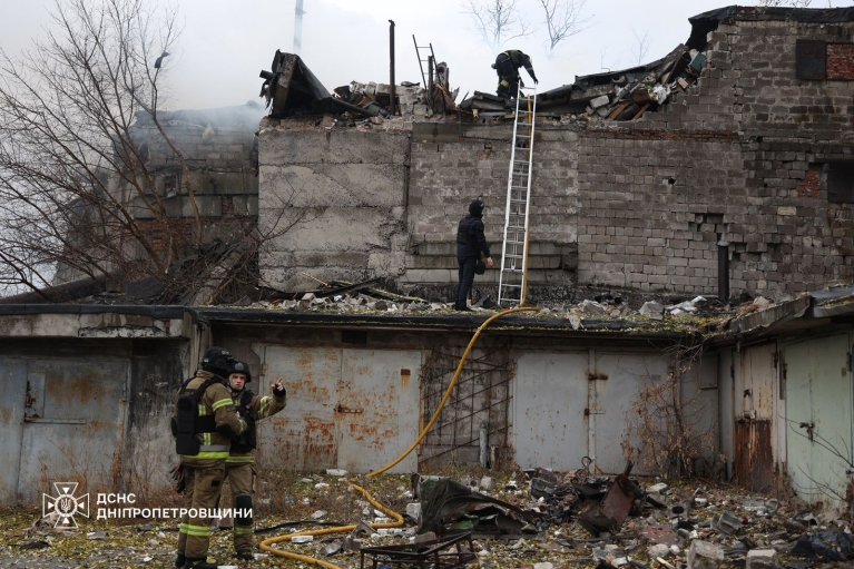 У Дніпрі від ракетного удару постраждали двоє людей, пошкоджені гаражі та будинки (ФОТО)