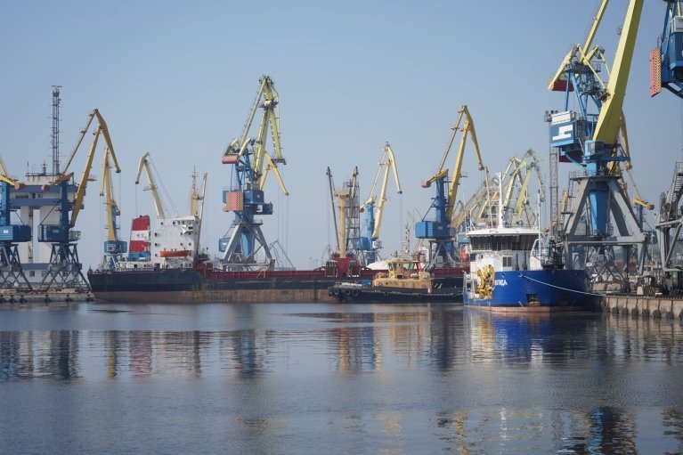 ЦНС: Росіяни вивезли ще одну партію українського зерна з порту Маріуполя