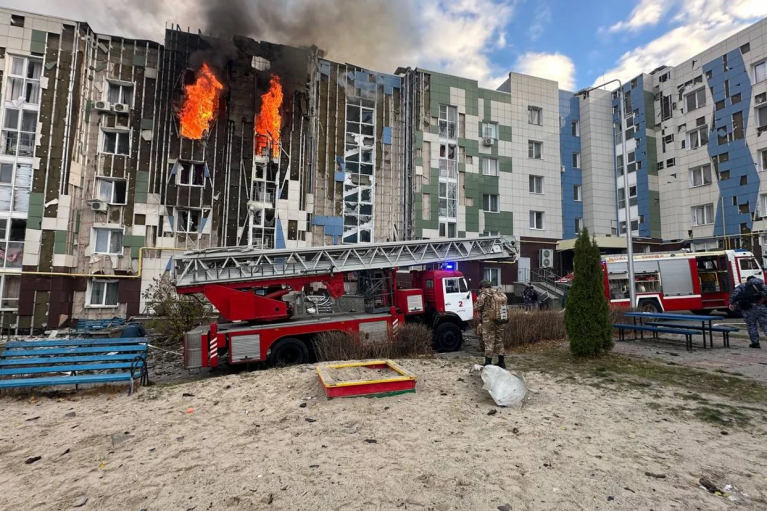 В Белгороде "бавовна": в жилом доме после попадания дрона вспыхнул пожар, есть пострадавшие (ФОТО, ВИДЕО)