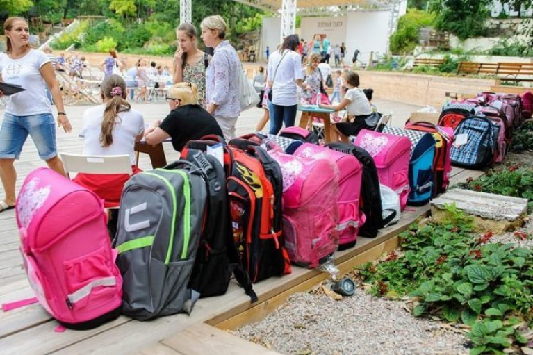 Каритас Украины объявил старт благотворительной акции для закупки 2000 школьных портфелей для детей