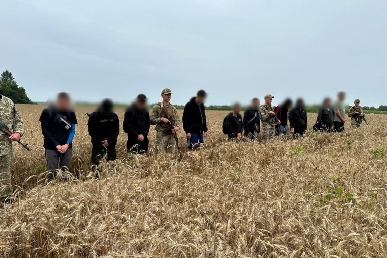 Посеред пшеничного лану прикордонники затримали десятеро ухилянтів