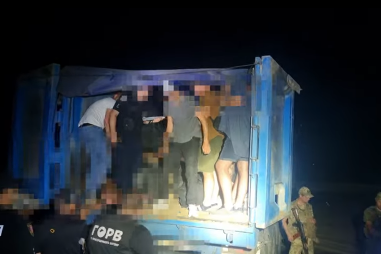 На українсько-молдовському кордоні затримали вантажівку з 41 чоловіком у причепі, − ДПСУ