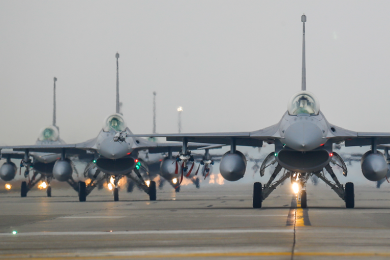 Франция обязалась научить украинских пилотов на F-16