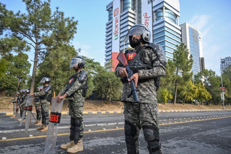 В Пакистане тысячи протестующих направляются в столицу: полиция применила слезоточивый газ