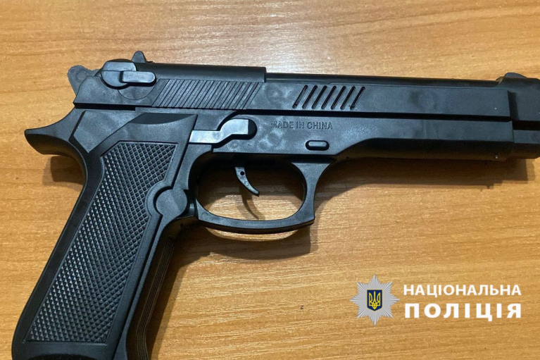 В Одессе несовершеннолетний ограбил прохожего с помощью игрушечного пистолета (ФОТО)