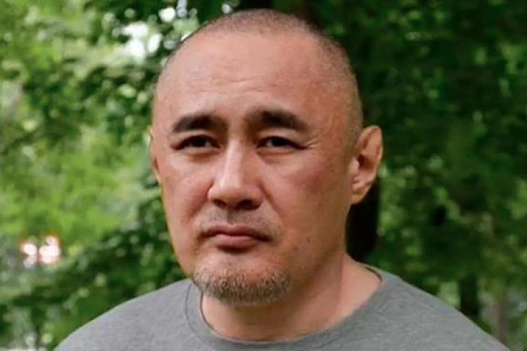 Після замаху в Києві помер казахський опозиційний журналіст Садиков