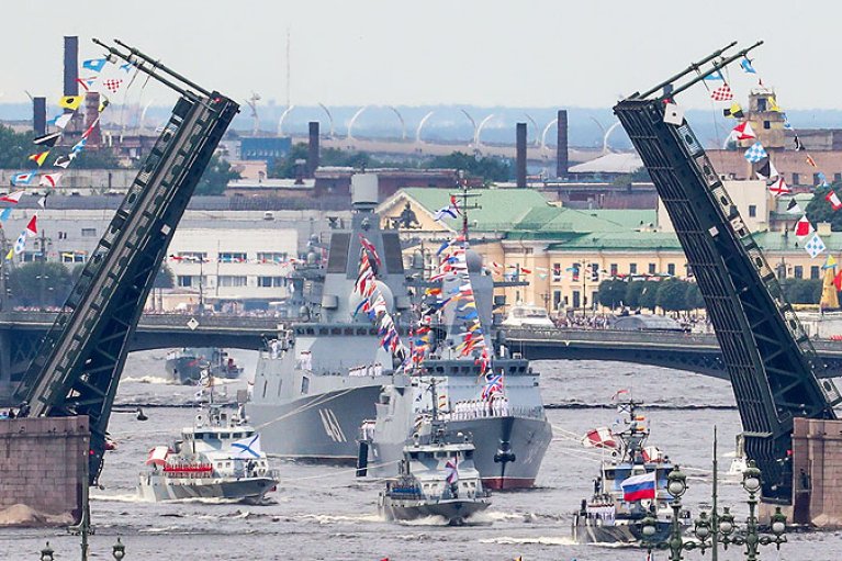 Російська влада скасувала основну частину параду військових кораблів у Петербурзі: в чому причина