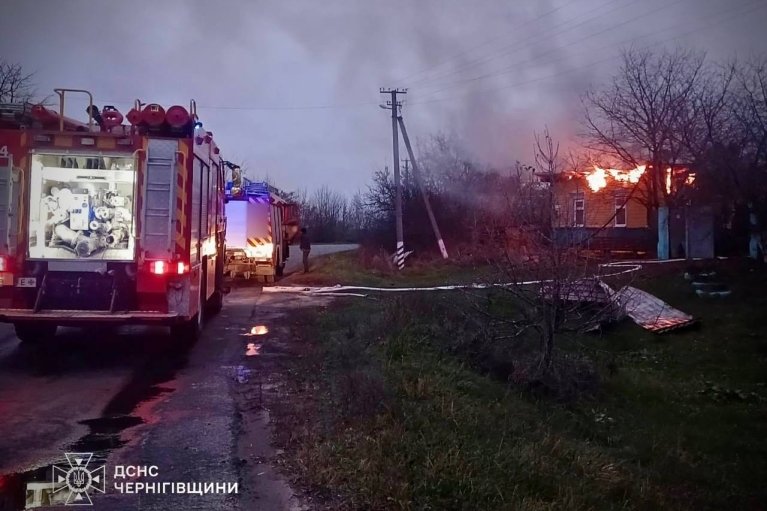 На Чернігівщині через дронову атаку спалахнув будинок (ФОТО)