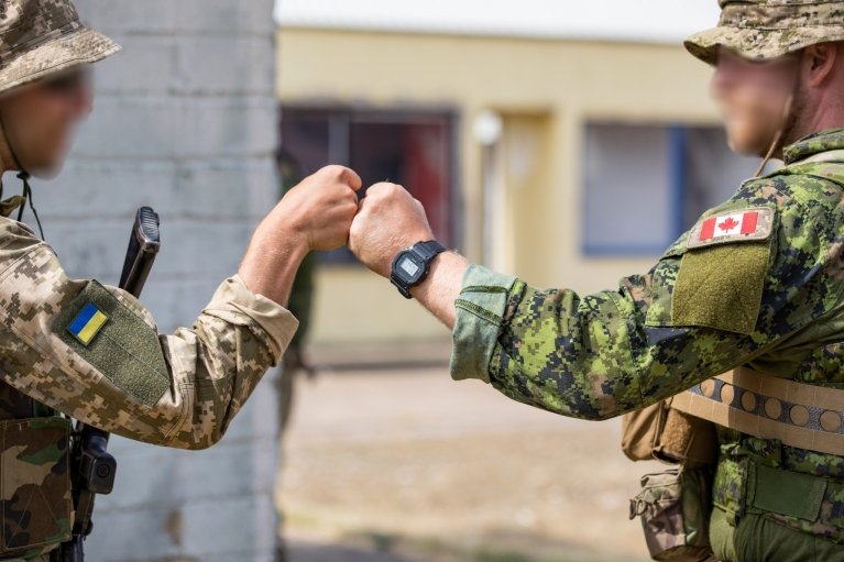 Как канадские инструкторы обучают украинским военным тактике городских боев (ФОТО)