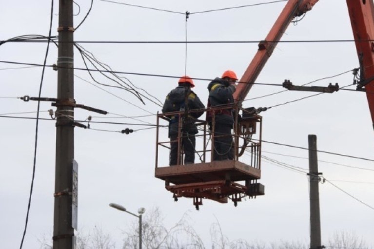 Енергетики відновили світло для 40 156 споживачів, які були знеструмлені внаслідок бойових дій