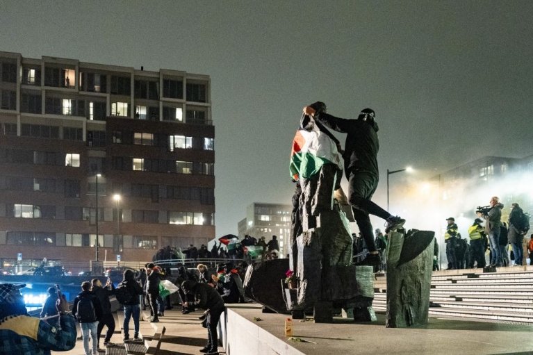 В Амстердаме после футбольного матча произошли массовые нападения на израильтян