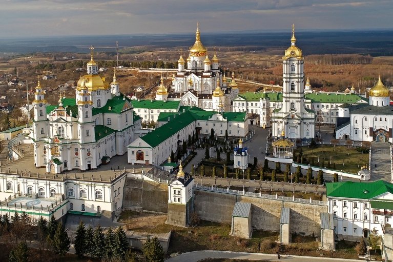 В Почаєві місцева влада та московські попи не хочуть повертати Лавру державі