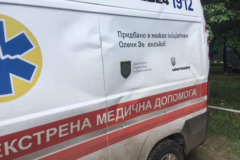 На Харківщині бригада медиків потрапила під обстріл, пошкоджено реанімобіль