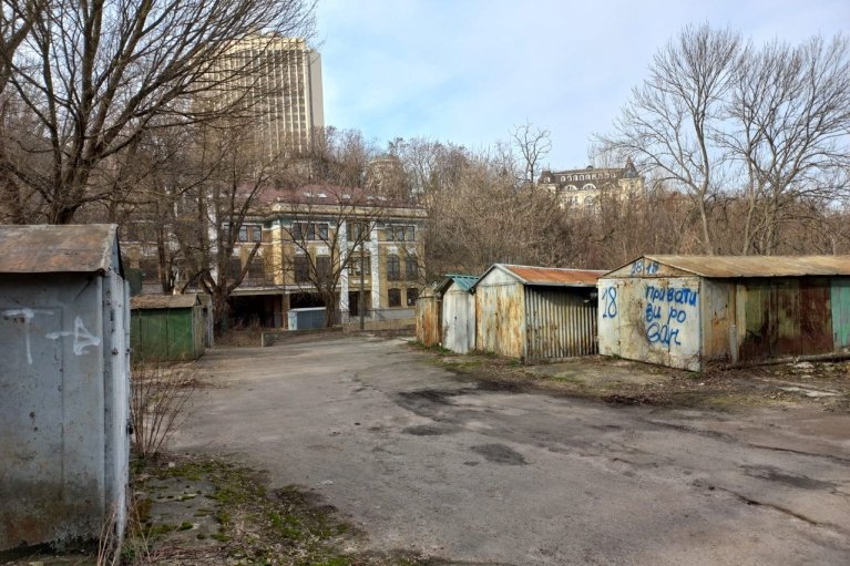 В провулку Киянівському на місці самовільно зведених гаражів збудують протирадіаційне укриття на 1650 місць і паркінг