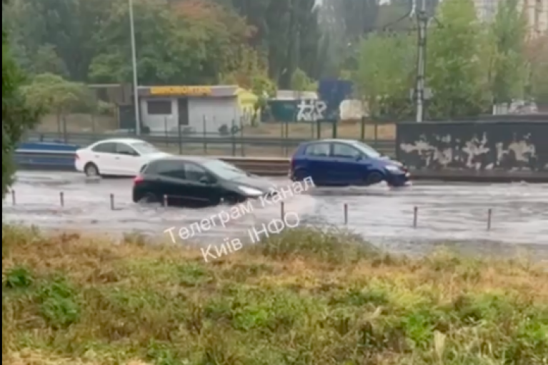 Подтопление, пропасть в асфальте и поваленные деревья: непогода в столице натворила беды