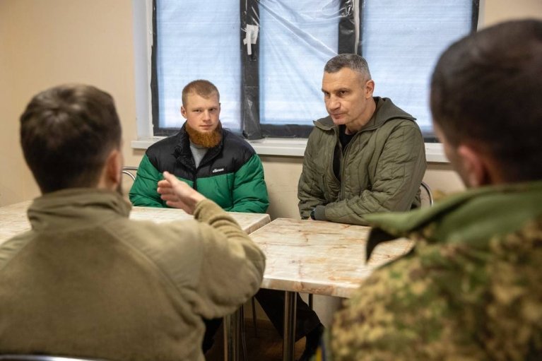 В День Гідності та Свободи Кличко передав батальйону "Свобода" чергову партію допомоги від столиці