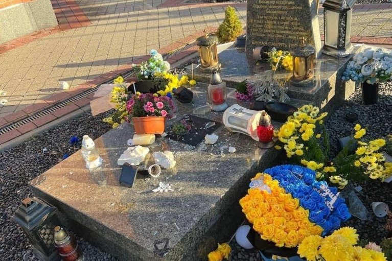 У Львові потрощили могили військовослужбовців, політв’язнів та волонтерів (ФОТО)