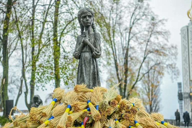 Спільна молитва у Лаврі та панахида біля музею: як у столиці вшанували пам’ять жертв голодоморів (ФОТО)