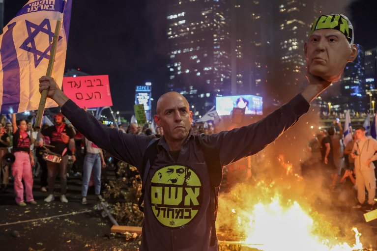 В Ізраїлі після звільнення міністра оборони спалахнули масові протести та сутички (ВІДЕО)