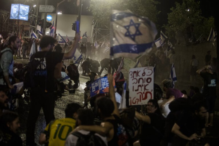 Ізраїльські ультраортодокси вийшли на акції протесту проти військового призову, є поранена