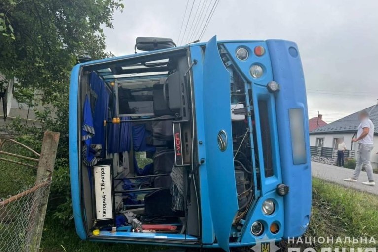 На Закарпатті автобус з людьми вилетів з дороги: багато постраждалих  (ФОТО)